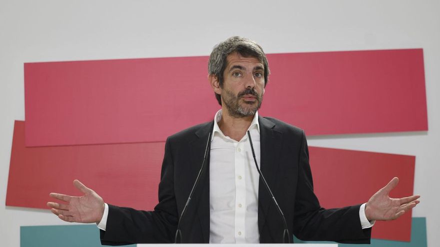El líder de Sumar y representante del espacio político conformado por su formación junto a Comuns, Más Madrid e Izquierda Unida, Ernest Urtasun, durante la rueda de prensa ofrecida este lunes en la sede del partido. EFE/Daniel González