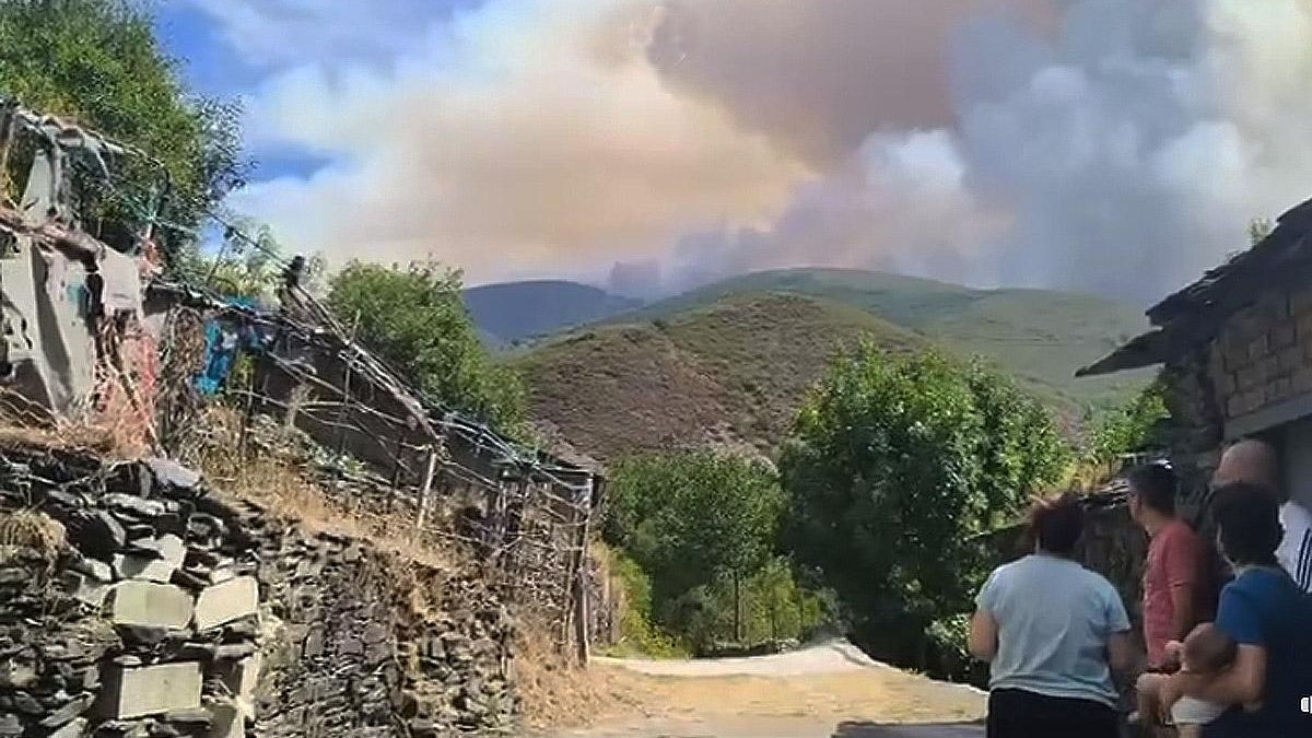 La humareda del fuego ya se ve desde el Valle de Fornela.