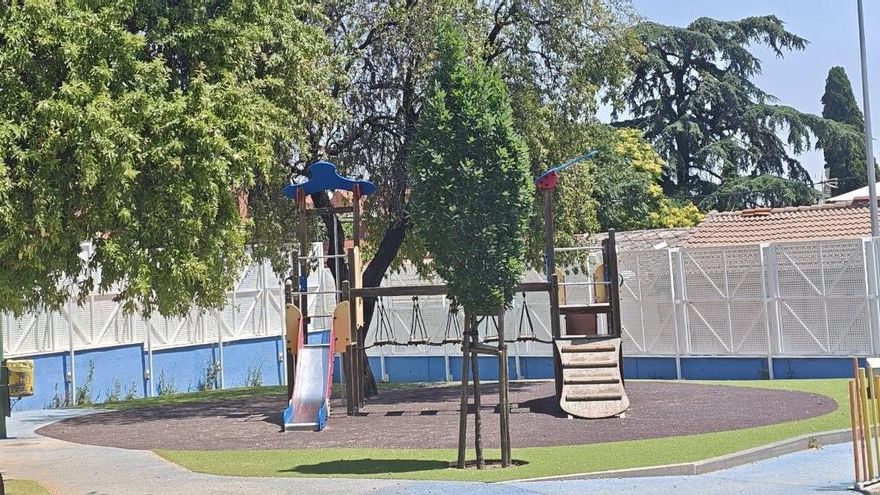 Durante el patio, los más pequeños se refugian del calor en la poca sombra que ofrecen los columpios