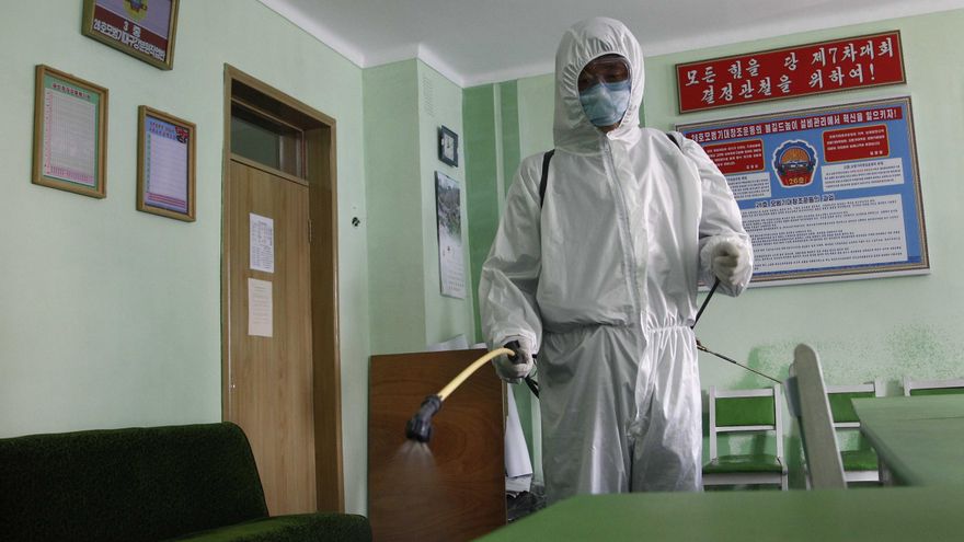 Las oficinas de un hospital son desinfectadas en Pyongyang, Coreal del Norte