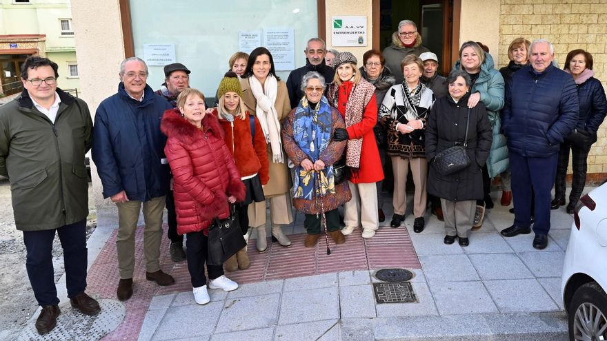 La alcaldesa, Gema Igual, en su visita a los vecinos de Entrehuertas para informar de la ampliación de la OLA