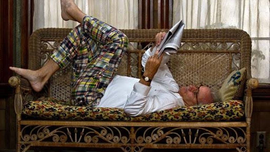 Bill Murray leyendo el periódico del domingo en Moonrise Kingdom