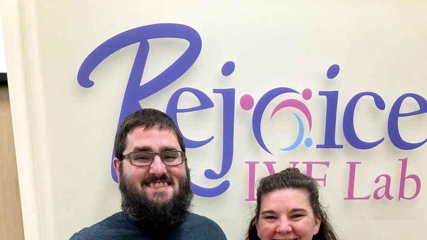 Bebé nacido de embrión congelado hace más de 30 años rompe récord de "más viejo del mundo"