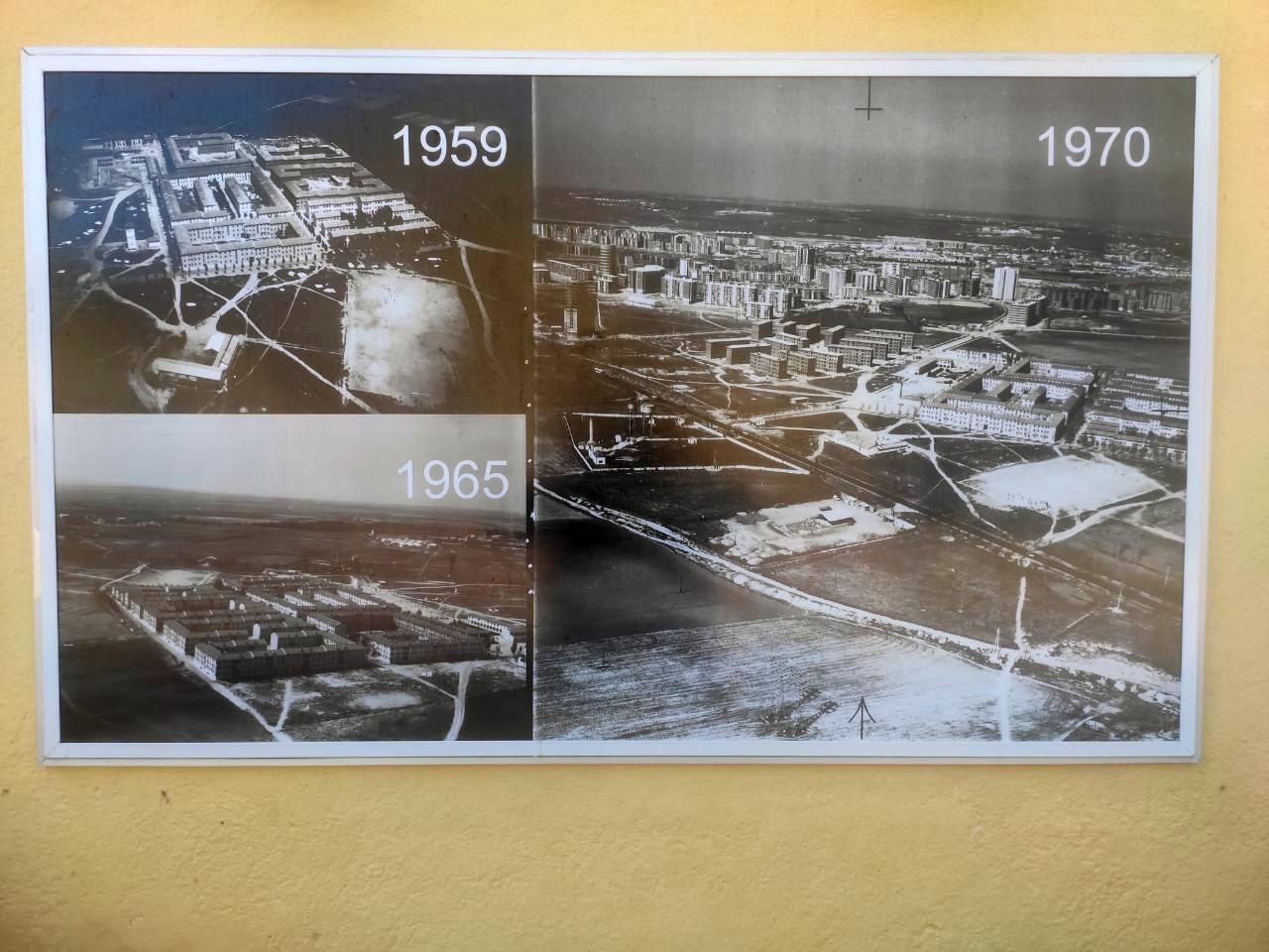 Fotos de la evolución del barrio colgadas en las casas bajas de la plaza de Rabasa