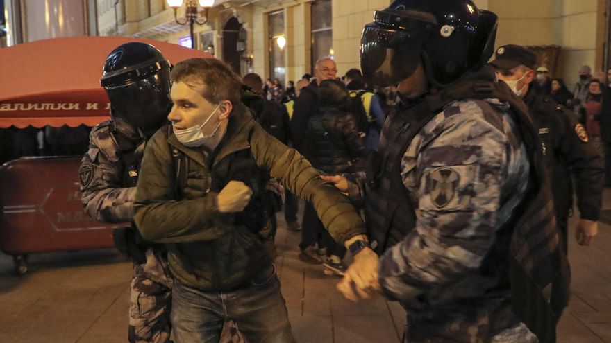 Foto de archivo de unos policías rusos que detienen a un joven en una protesta contra la movilización para la guerra de Ucrania. EFE/EPA/MAXIM SHIPENKOV
