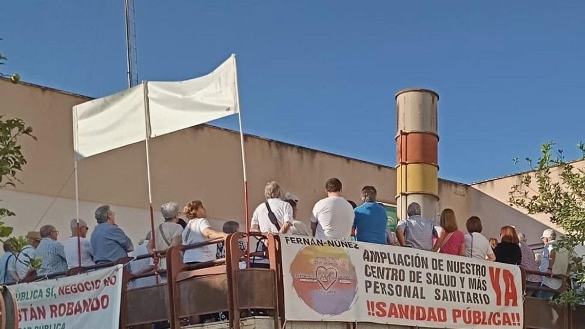La Plataforma por la Sanidad Pública de Fernán Núñez llega a las 150 concentraciones por la mejora del centro de salud