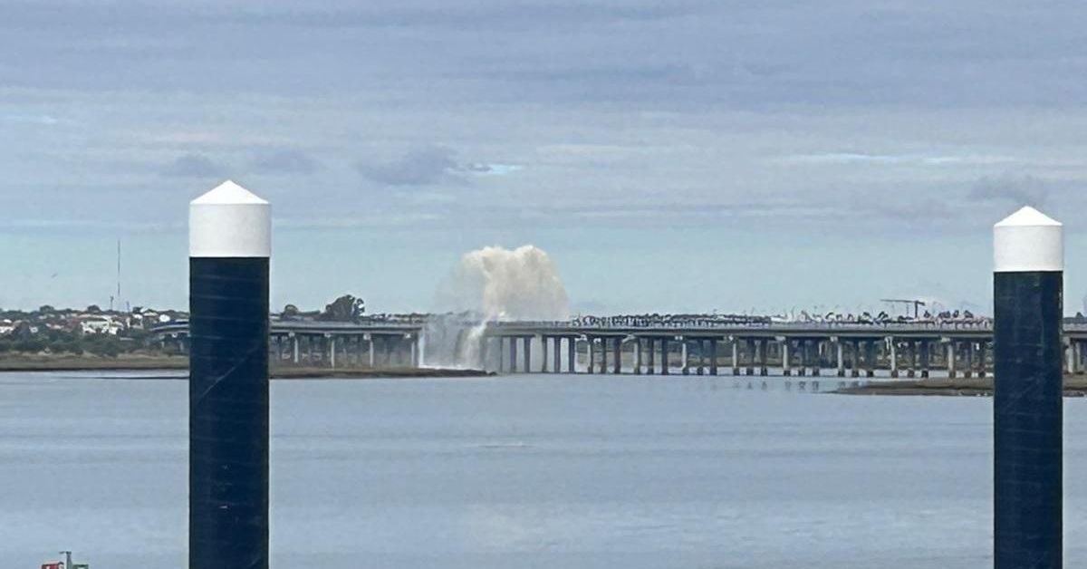 La rotura de una tubería en el puente Sifón de Huelva provoca una gran columna de agua