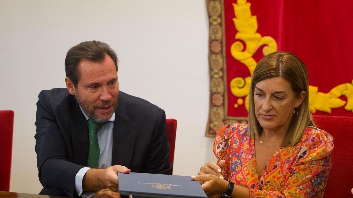 El ministro de Transportes, Óscar Puente, y la presidenta de Cantabria, María José Sáenz de Buruaga, en el acto de firma de la intermodal de La Pasiega.