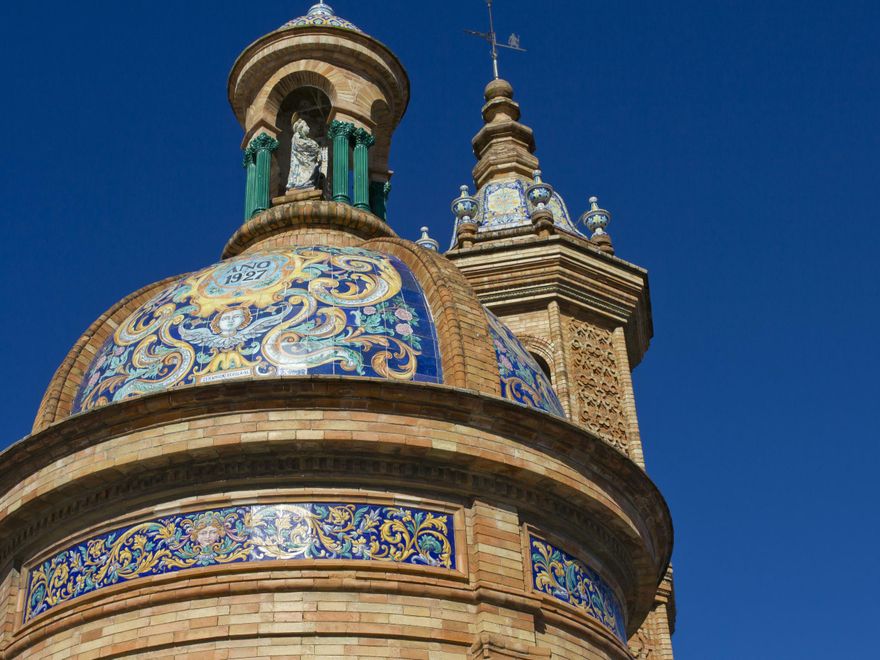 Ladrillo y azulejos en la Capilla del Carmen.