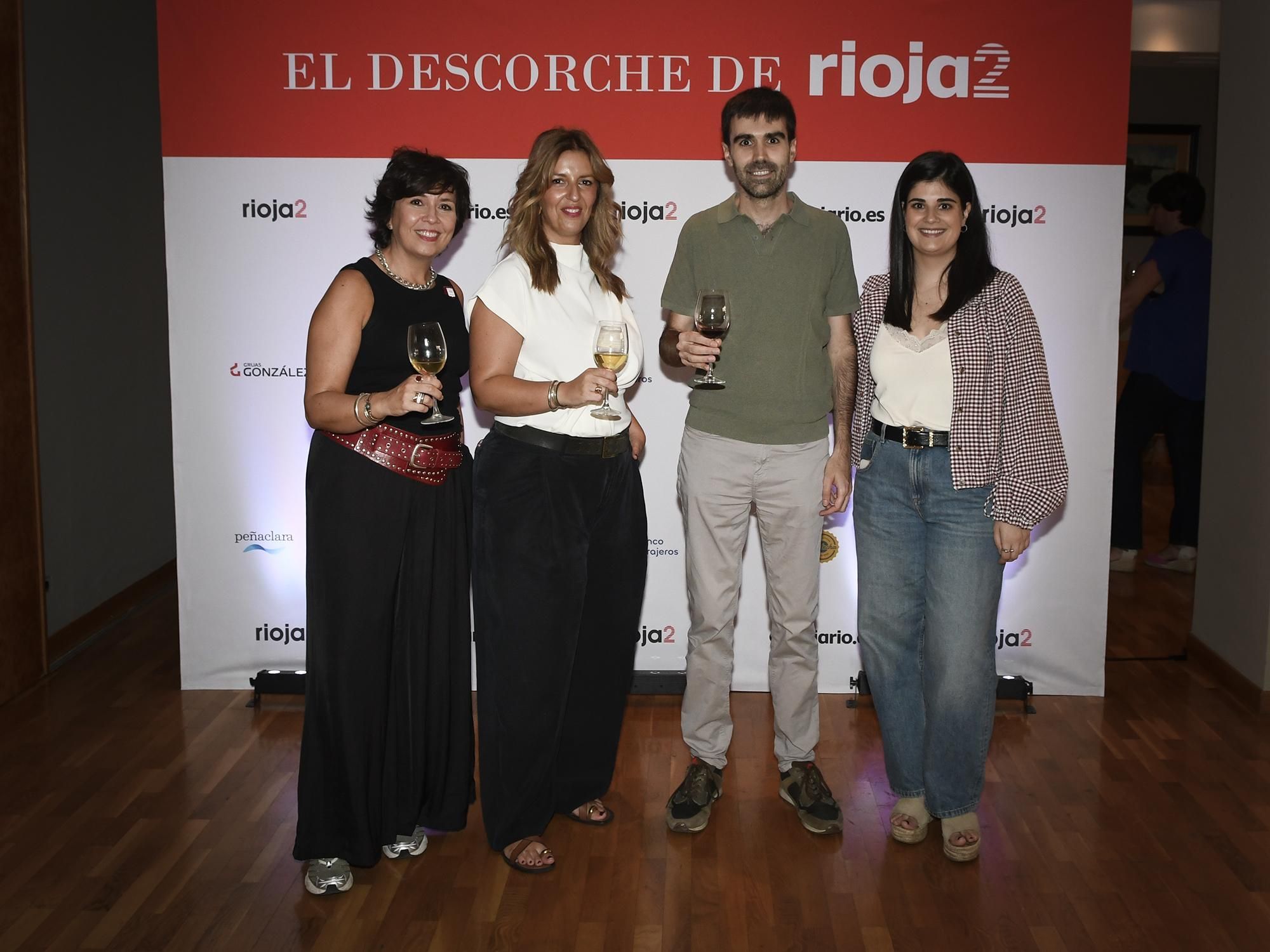 El colaborador de Rioja2, Pablo Urbiola, con el equipo del periódico