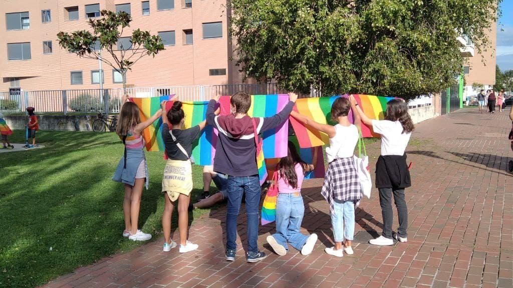 Varios jóvenes, con banderas LGTBI