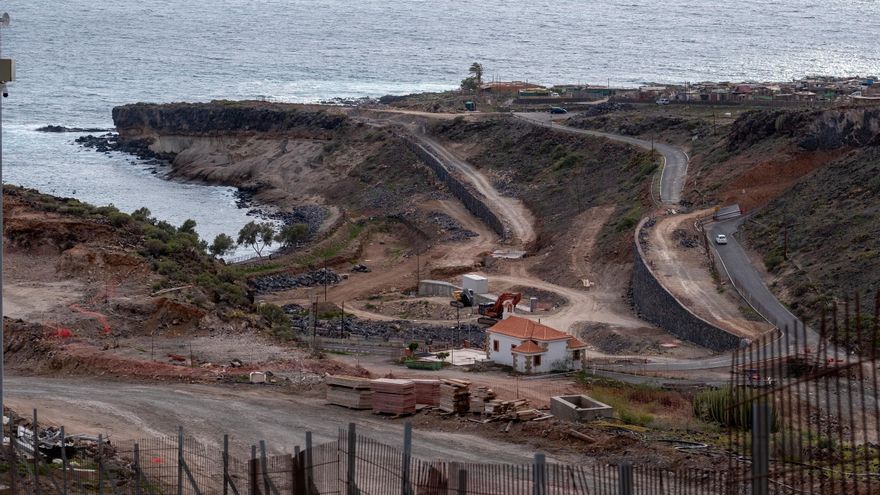 Greenpeace alerta de la crisis en las costas canarias: "18 puntos críticos, 150 kilómetros en peligro y casi 1.500 expedientes"