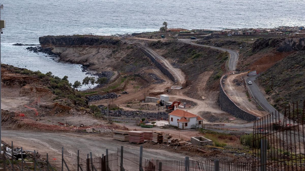 Greenpeace alerta de la crisis en las costas canarias: "18 puntos críticos, 150 kilómetros en peligro y casi 1.500 expedientes"