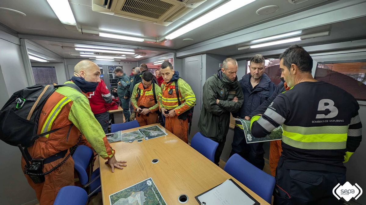 Um posto de comando expandido onde as tarefas de busca foram distribuídas. "Thomasin" durante esta semana.