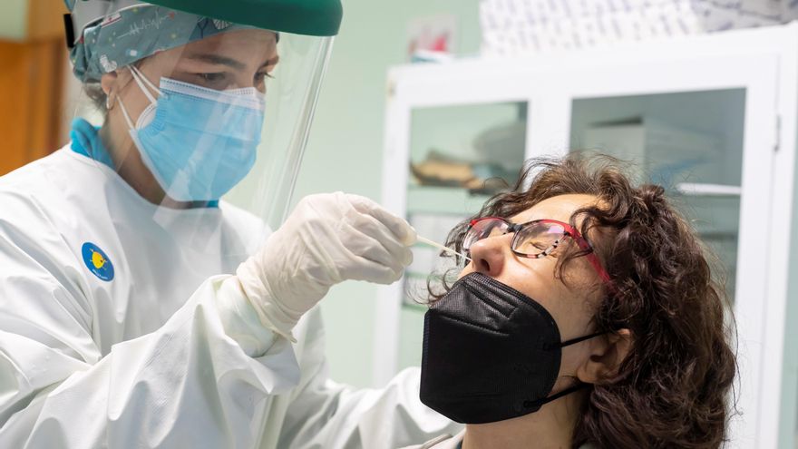 Una mujer se somete a una prueba PCR. EFE/JAVIER BELVER/Archivo