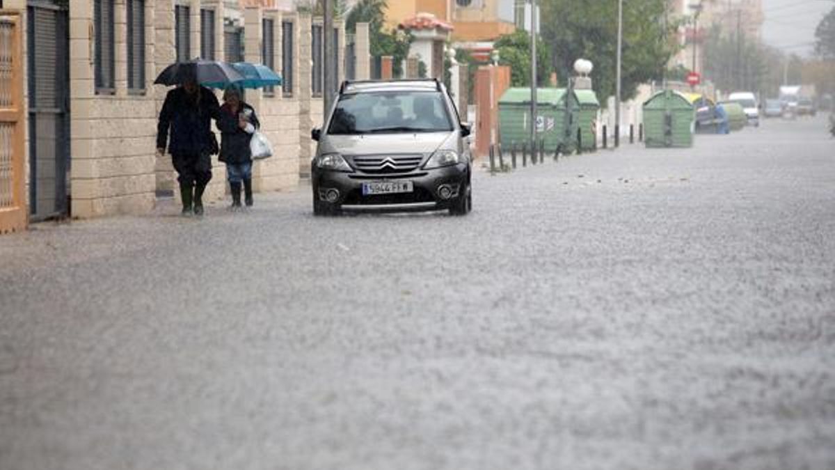 El litoral de Valencia entra en alerta roja por la borrasca Emilia con lluvias que ya superan los 100 litros en La Safor