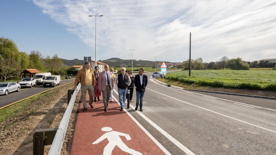 El Consejero De Fomento, Vivienda, Ordenación Del Territorio Y Medio Ambiente, Roberto Media, Inaugura La Carretera Galizano-Langre
