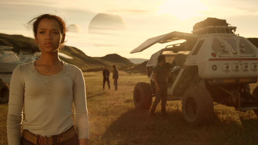 Judy Robinson, una de las hermanas de la familia protagonista, en el planeta del que intentan escapar