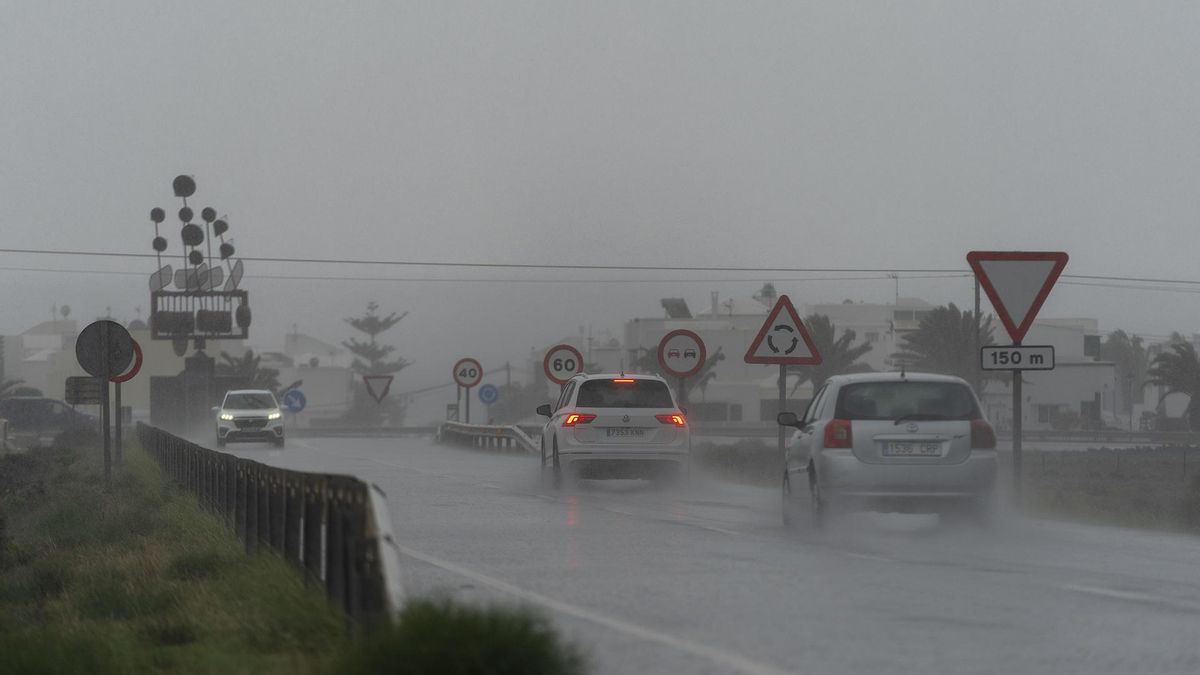 Vehículos circulan entre la lluvia en Arrieta, al norte de Lanzarote. EFE/Adriel Perdomo