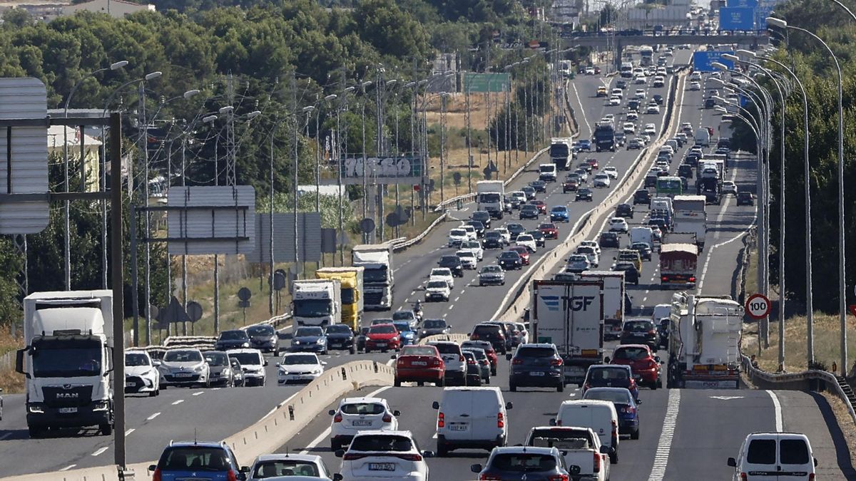 Carril de emergencias en autopistas: así será la nueva norma de la DGT desde 2026