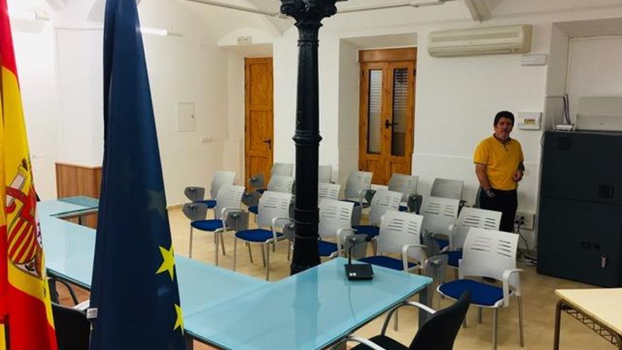 El teniente de alcalde, Aurelio Fernández, en el salón de plenos del Ayuntamiento, junto al cajero automático.