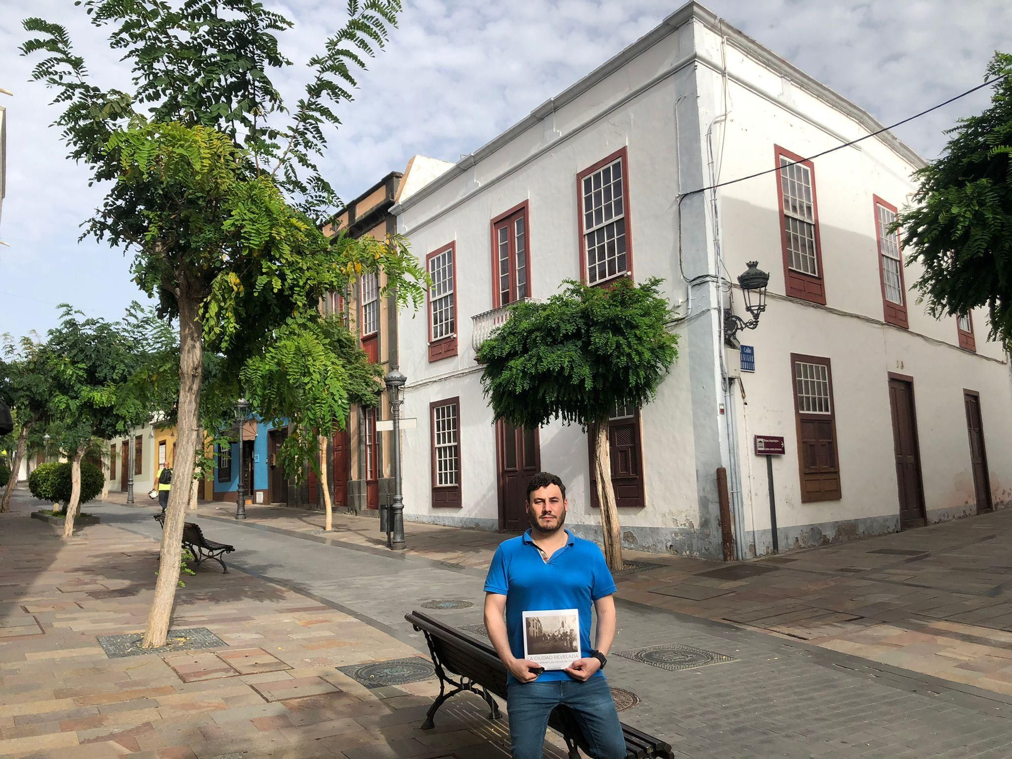 Diego Álvarez Sosa frente a la casa natal de Cayetano Gómez Felipe en Los Llanos de Aridane.