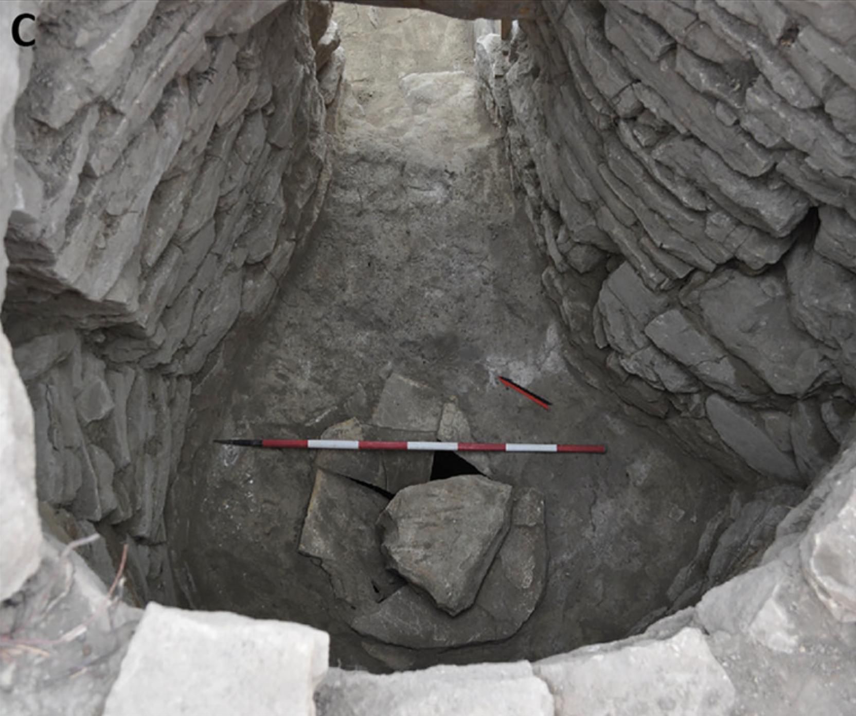 La cisterna-pozo sellada con losas de piedra caliza (según Pilo y Usai, 2020).