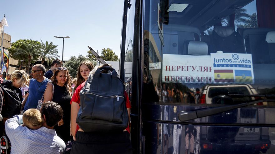 Archivo - Un hombre abraza a un niño ucraniano en el Rectorado de la Universidad Politècnica de Valencia, a 2 de septiembre de 2022, en Valencia, Comunidad Valenciana (España). Casi 50 menores ucranianos regresaron el pasado mes de agosto a su país tras p
