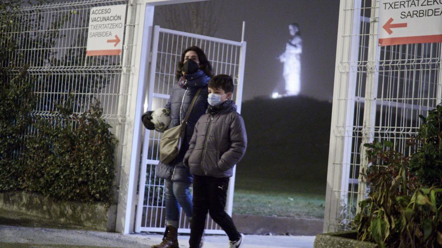Dos personas salen del centro de vacunación pediátrica en el seminario del arzobispado de Pamplona, a 16 de diciembre de 2021, en Pamplona, Navarra (España).