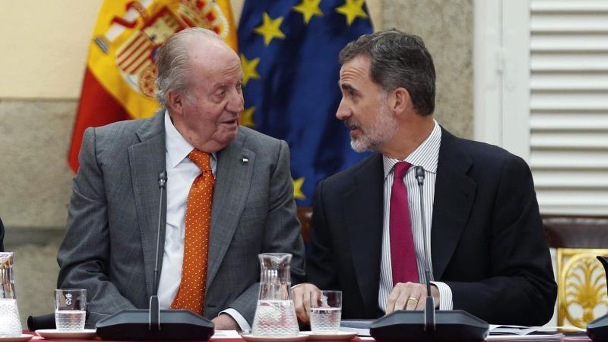 Juan Carlos I junto a su hijo, Felipe VI