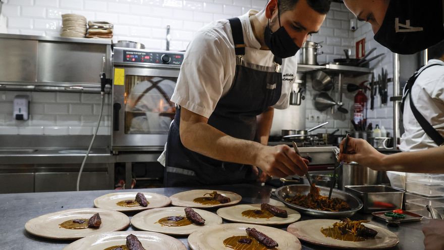 Preparación de unos platos de comida en un restaurante.