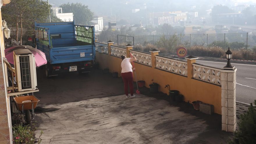A los palmeros les duele el cuerpo de barrer tanta ceniza: “Esto no hay quien lo pague”