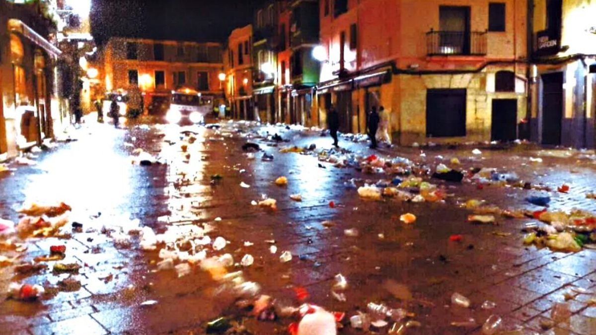 La Plaza de San Martín, epicentro del Húmedo, tras una noche de Jueves Santo, archivo.