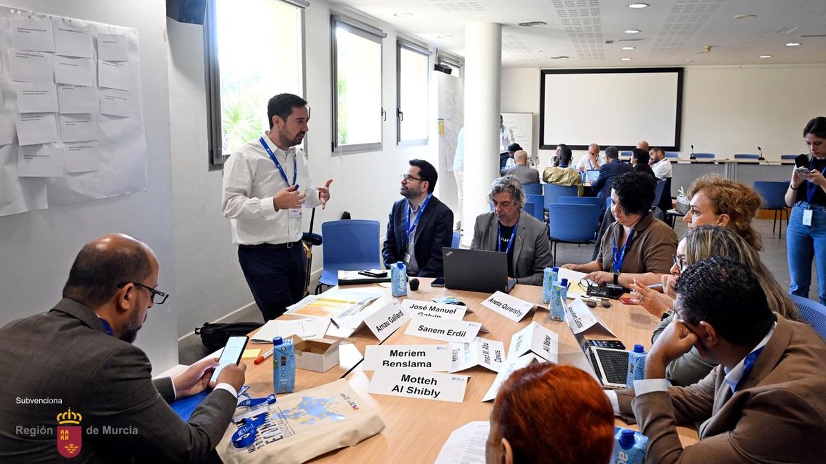 Este taller reunió a instituciones, cooperativas, entidades sociales de los países ribereños del sur del Mediterráneo (Argelia, Turquía, Túnez, Palestina, Marruecos, Mauritania, Líbano, Jordania, Egipto, entre otros) así como participantes de la Región de Murcia, para discutir necesidades, retos comunes, y posibles líneas de colaboración