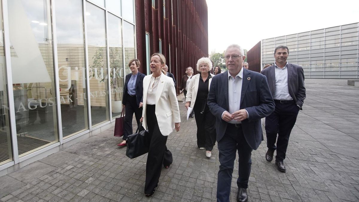 Eider Mendoza denuncia los retrasos en la alta velocidad en Gipuzkoa: "Queremos un tren de primera, no un tren chuchú"