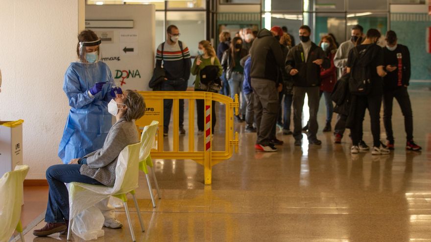 Mejoran los índices epidémicos en Cataluña, pero los hospitales siguen llenos