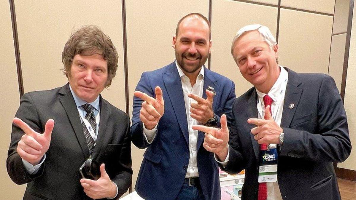 Milei en San Pablo, junto al diputado Eduardo Bolsonaro y al chileno Antonio Kast