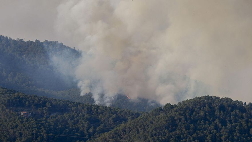 Los Bomberos de la Generalitat se enfrentan la tarde de este lunes a tres incendios forestales simultáneos e "importantes", en Sentmenat (Barcelona), en la comarca barcelonesa de Anoia y en Artesa de Segre (Lleida), en plena ola de calor y en una situación de máximo riesgo. EFE / Quique García.