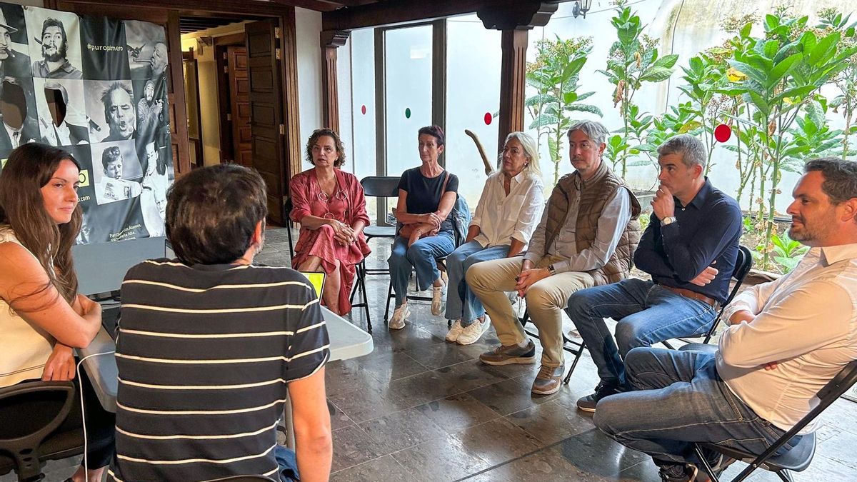 Encuentro en Breña Alta,  en el marco de la iniciativa ‘Microlab digital’, con la asistencia de la directora general de Transparencia y Participación Ciudadana, Carmen Delia Alberto, y el concejal  de Empleo,  Matteo Zamboni.