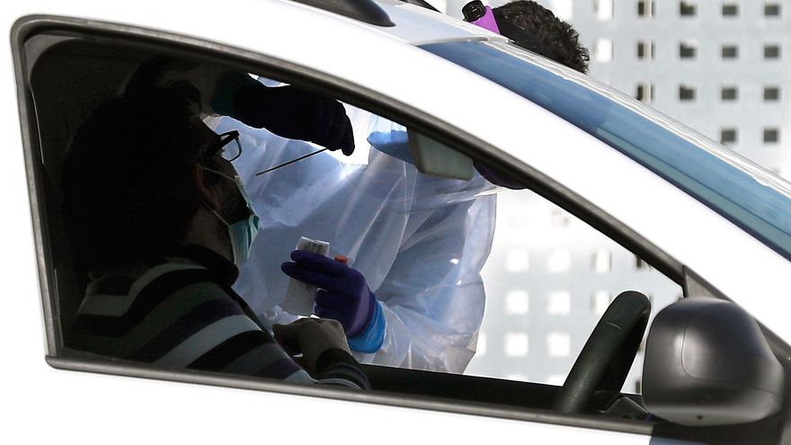 Personal sanitario realiza pruebas PCR