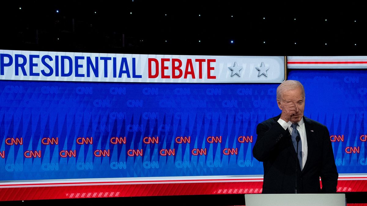 ATLANTA, GEORGIA - 27 DE JUNIO: El presidente de Estados Unidos, Joe Biden, participa en el debate presidencial de la CNN contra el candidato presidencial republicano, el ex presidente Donald Trump, en los estudios de la CNN el 27 de junio de 2024 en Atlanta, Georgia.