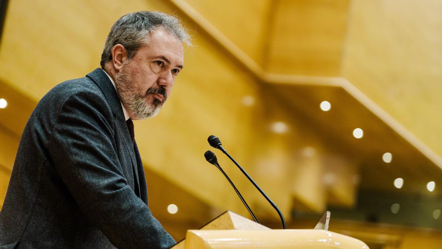 Archivo - El senador del PSOE Juan Espadas interviene durante una sesión plenaria extraordinaria, en el Senado, a 28 de enero de 2025, en Madrid (España).