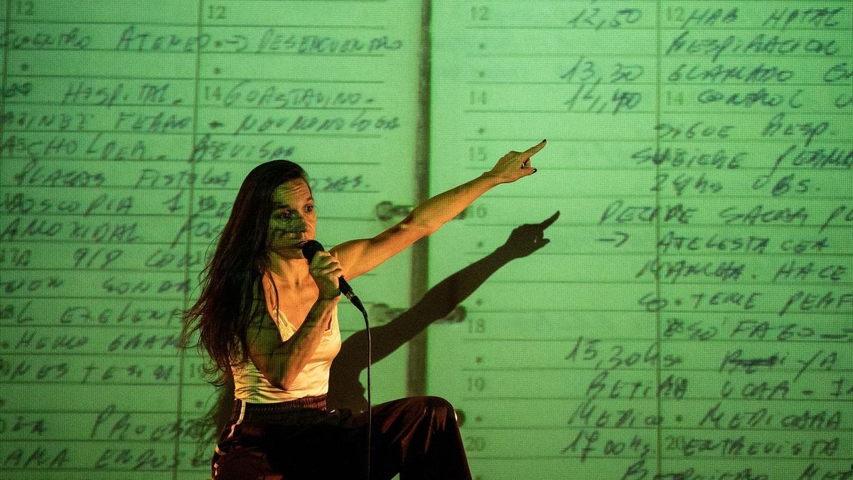 Pilar leyendo la agenda materna de un día entre la vida y la muerte.
