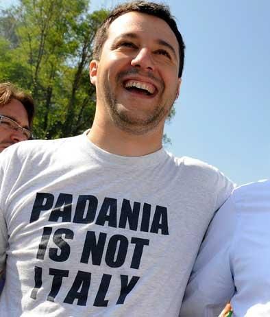 Matteo Salvini, con una camiseta de "Padania no es Italia", en 2008, cuando fue elegido diputado nacional por la Lega Nord.
