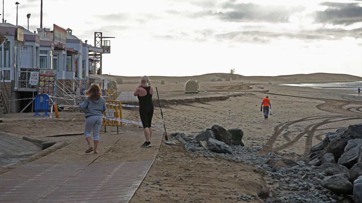Los efectos de la marea tras la Superluna en el tramo de la polémica escollera de la playa de Maspalomas