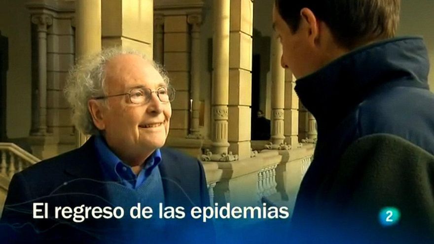 Eduard Punset conversa con u invitado en el reportaje de 'Redes' sobre las epidemias