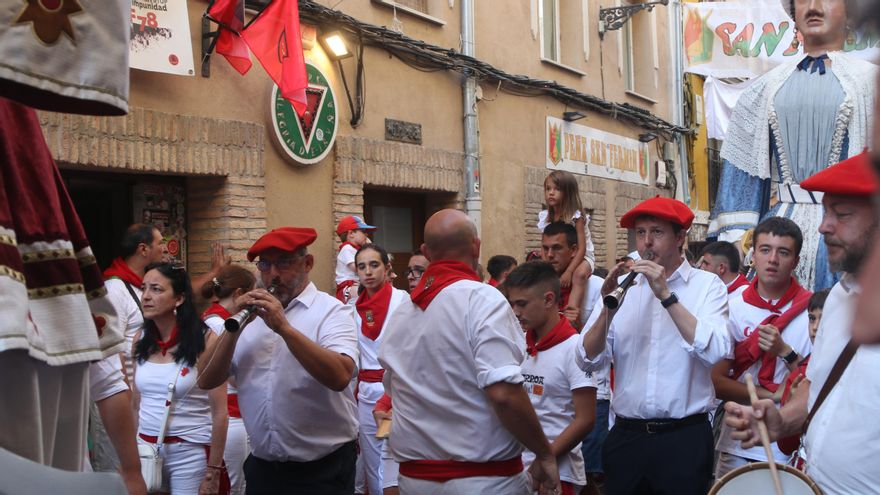 Miembros de la comparsa recorren el casco viejo de Pamplona