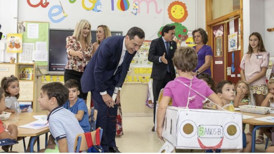 Andalucía notifica a los colegios su "error" al desechar el aceite de oliva del desayuno del 28F y "trabaja" para llegar a tiempo