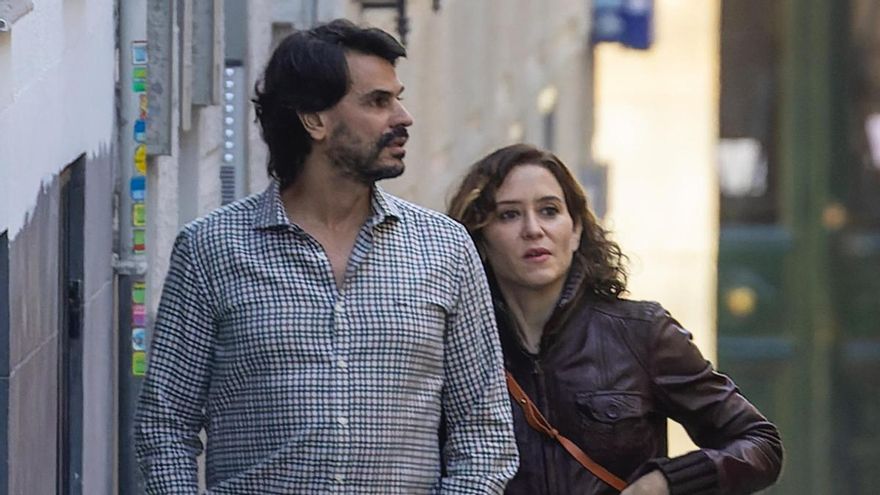 Retrato de un comisionista con presidenta al fondo