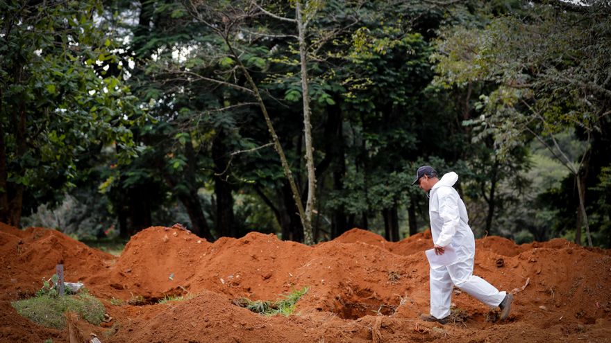 Un hombre trabaja enterrando víctimas de covid-19 en el Cementerio Vila Formosa, en Sao Paulo (Brasil). EFE/Fernando Bizerra Jr/Archivo